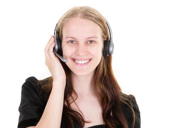 Hermosa mujer sonriente apoyo call center chica en auriculares sobre fondo blanco.