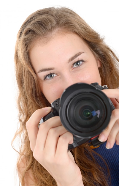 Hermosa mujer sonriente con cámara digital, en blanco