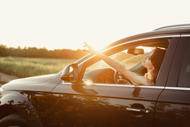 Foto hermosa mujer sonriente conduciendo su coche por la mañana