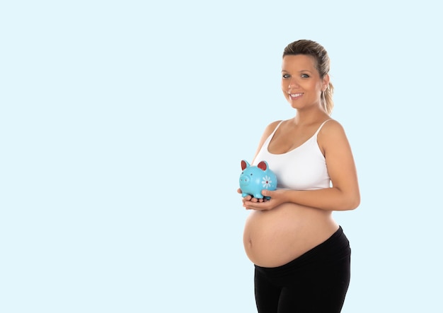 Hermosa mujer sonriente esperando bebé sosteniendo una hucha