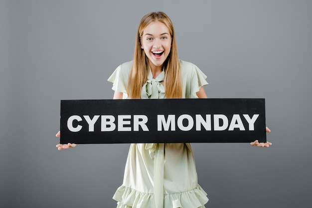 Foto hermosa mujer sonriente feliz con cyber lunes signo aislado