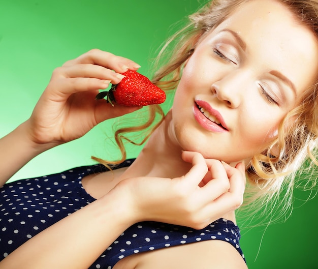 Foto hermosa mujer sonriente feliz con fresa