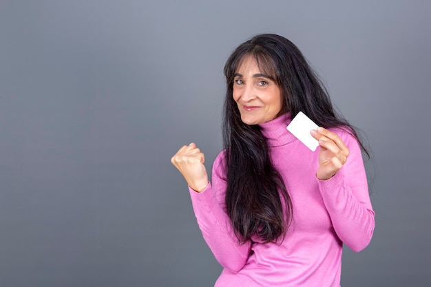 Hermosa mujer sonriente y feliz con tarjeta en mano