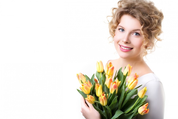 Hermosa mujer sonriente con flores.