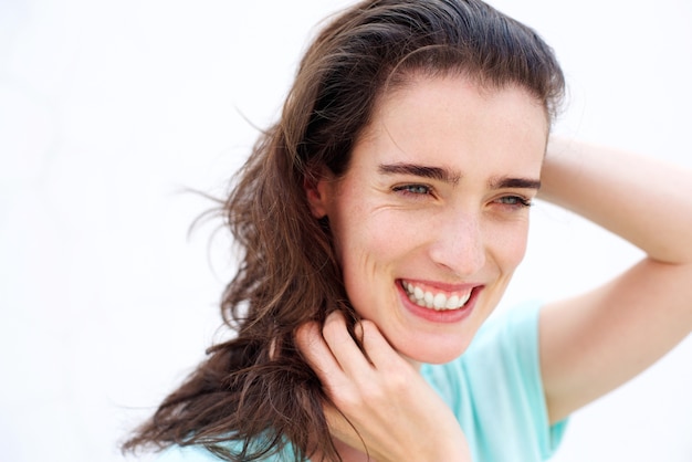 Hermosa mujer sonriente con las manos en el pelo