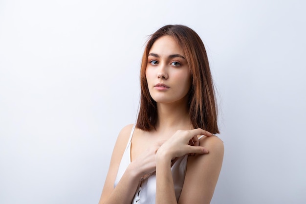 Hermosa mujer sonriente con maquillaje natural de piel limpia y dientes blancos sobre un fondo gris