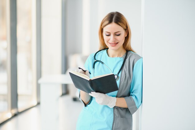 Hermosa mujer sonriente médico en bata médica