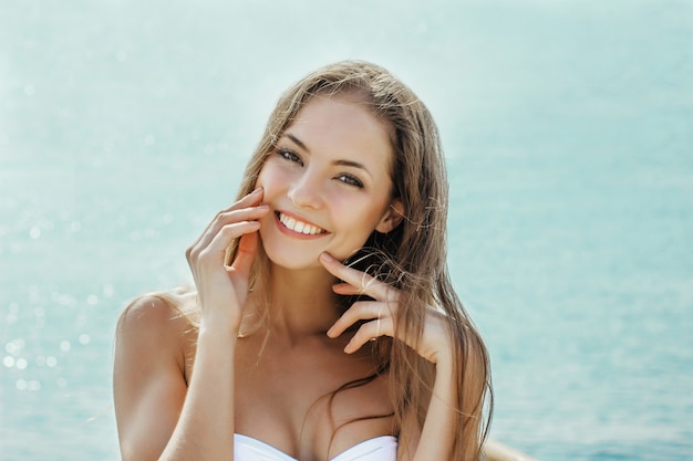 Hermosa mujer sonriente primer plano de la cara