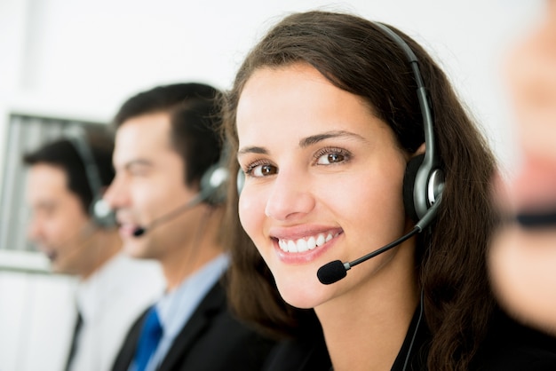 Hermosa mujer sonriente que trabaja en call center