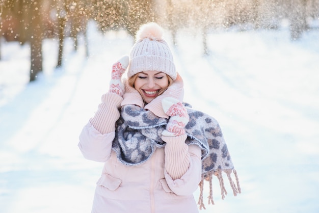 Hermosa mujer sonriente retrato de invierno