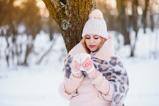 Hermosa mujer sonriente retrato de invierno