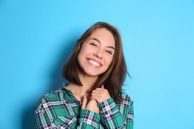 Foto hermosa mujer sonriente sobre fondo de color