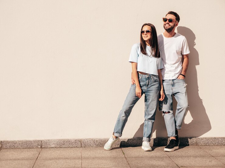 Foto una hermosa mujer sonriente y su guapo novio una feliz pareja alegre al aire libre en un día soleado