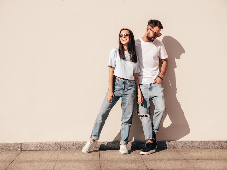 Foto una hermosa mujer sonriente y su guapo novio una feliz pareja alegre al aire libre en un día soleado