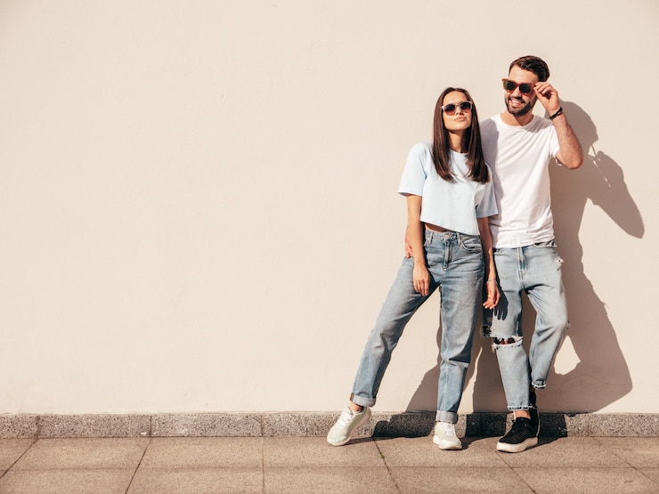 Foto una hermosa mujer sonriente y su guapo novio una feliz pareja alegre al aire libre en un día soleado