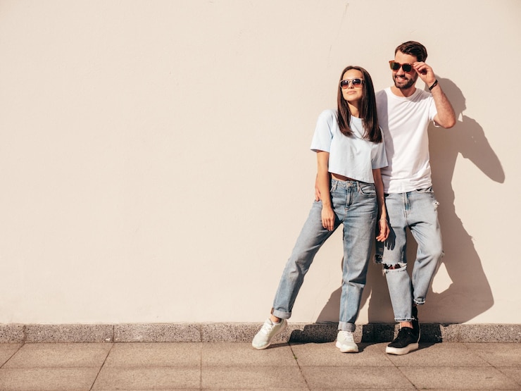 Foto una hermosa mujer sonriente y su guapo novio una feliz pareja alegre al aire libre en un día soleado