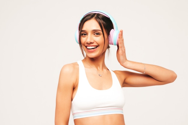 Hermosa mujer sonriente vestida con ropa de jeans