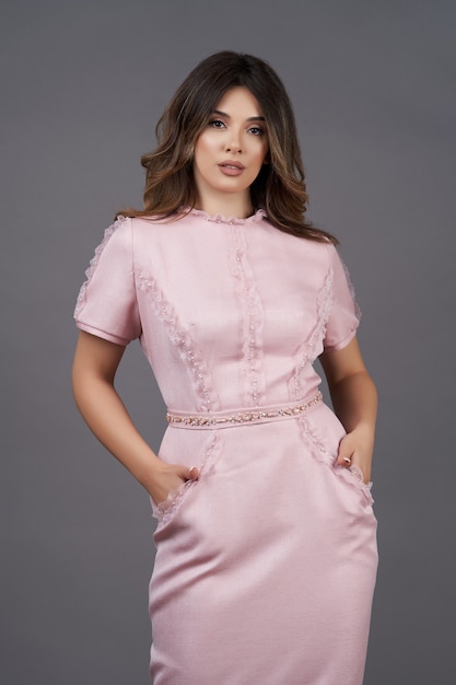 Hermosa mujer sonriente con vestido de moda moderno