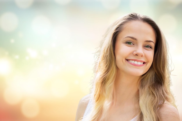 Hermosa mujer con una sonrisa blanca y perfecta - Imagen