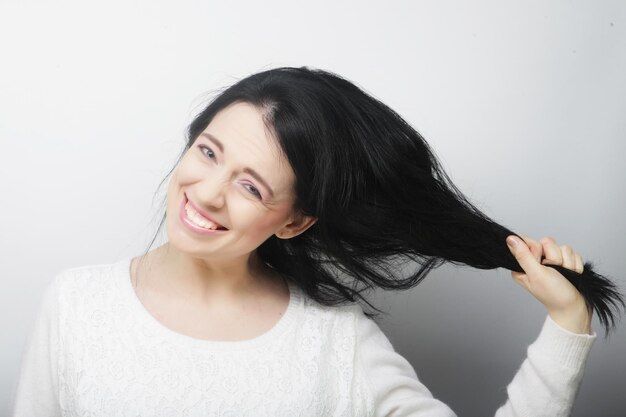 Hermosa mujer sorprendida joven Foto de estudio