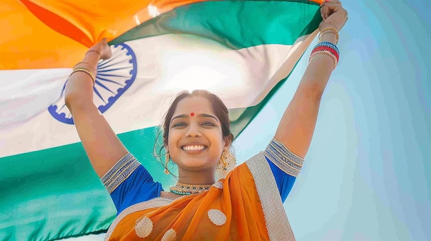 una hermosa mujer sosteniendo una bandera india