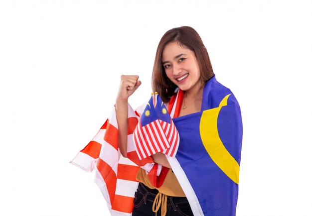 Hermosa mujer sosteniendo la bandera de Malasia