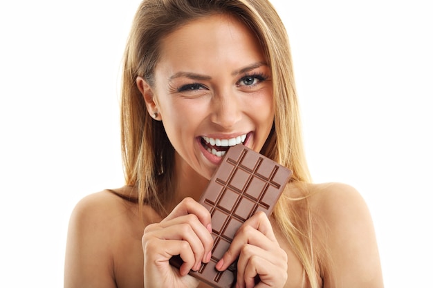 hermosa mujer sosteniendo chocolate sobre blanco