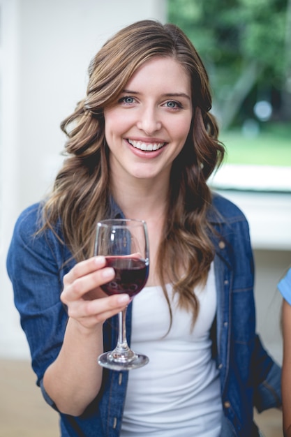 Hermosa mujer sosteniendo una copa de vino tinto