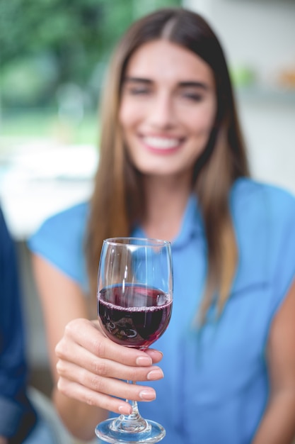 Hermosa mujer sosteniendo una copa de vino tinto