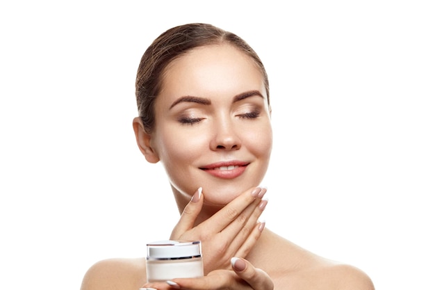 Hermosa mujer sosteniendo crema hidratante Cosméticos Retrato de mujer con piel limpia Cuidado de la piel Tratamiento facial Cosmetología belleza y spa