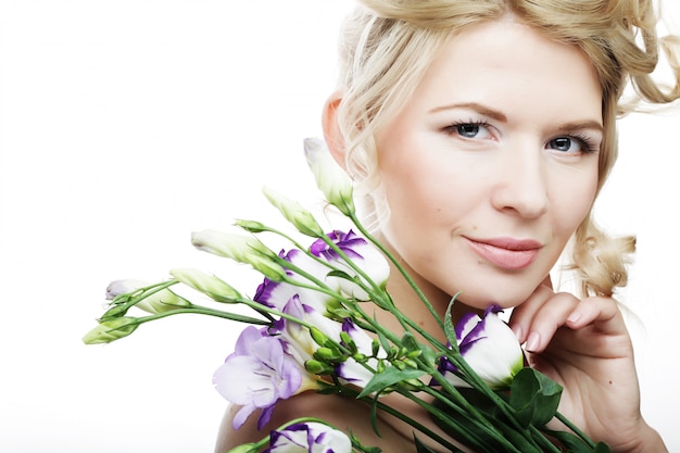 Hermosa mujer sosteniendo flores