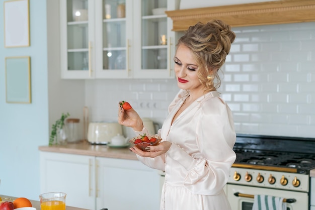 Hermosa mujer sosteniendo fresas maduras Concepto de estilo de vida de alimentación saludable