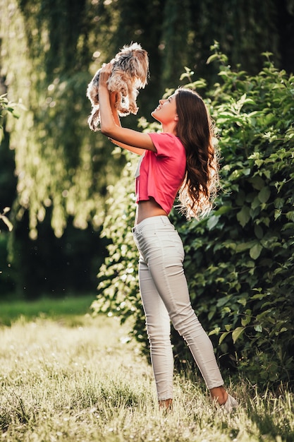 Hermosa mujer sosteniendo un perro