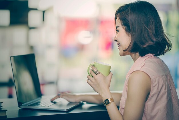 Hermosa mujer sosteniendo una taza de café