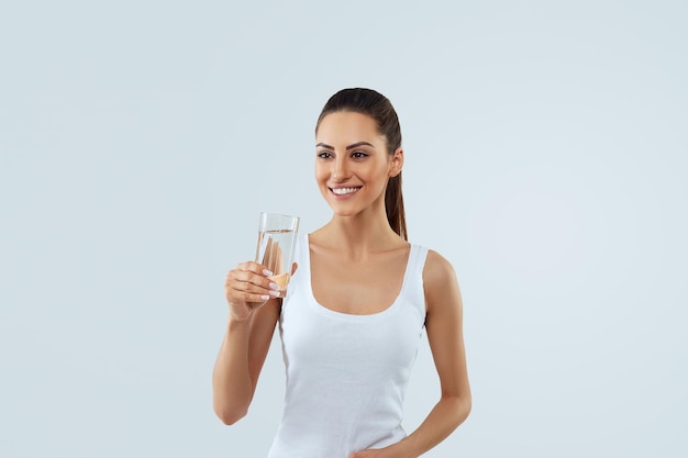 Hermosa mujer sosteniendo vaso de agua Beber agua Chica con vaso de agua Concepto de dieta