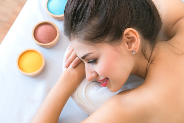 Hermosa mujer spa y piel de exfoliante en el salón de spa