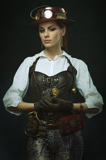 Hermosa mujer steampunk. Posando con el reloj