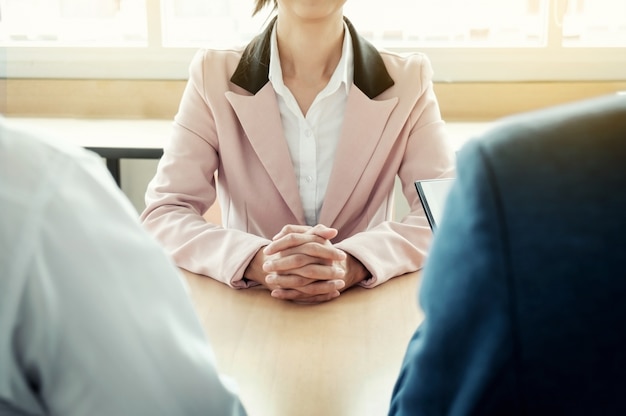 Hermosa mujer y su entrevista de trabajo en la oficina (trabajo)