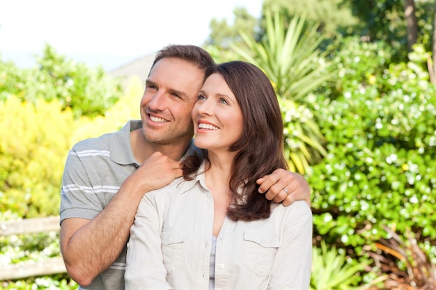 Hermosa mujer con su marido en el jardín