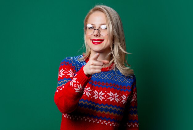 Hermosa mujer en suéter de Navidad y gafas