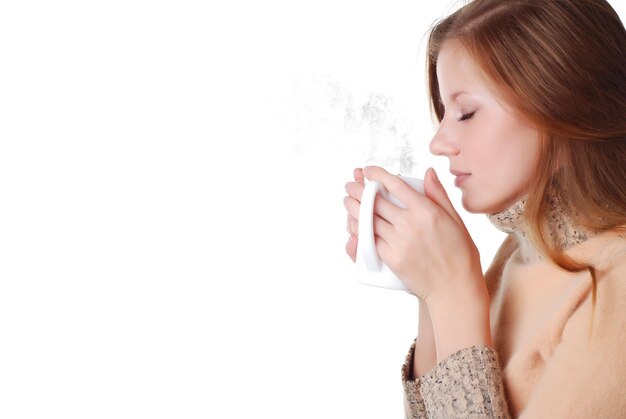 Hermosa mujer en suéter con taza de café