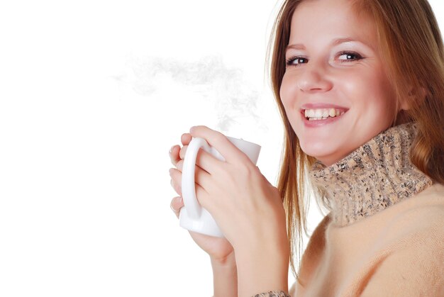 Hermosa mujer en suéter con taza de café