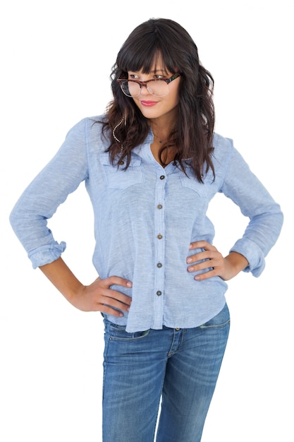 Hermosa mujer con sus manos en las caderas y con gafas