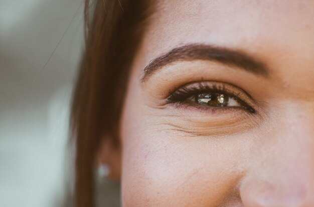 Foto hermosa mujer y sus ojos azules, disparo macro