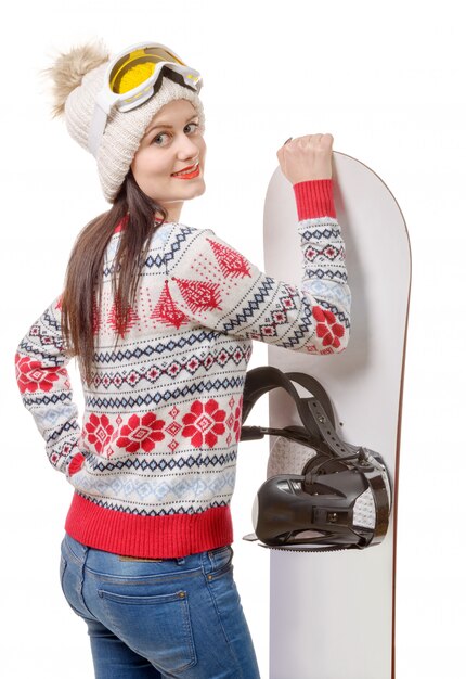 Hermosa mujer con una tabla de snowboard