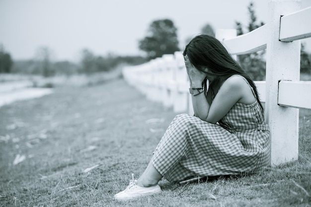 Hermosa mujer tailandesa muy triste por un amor no correspondido tono oscuro Chica asiática con el corazón roto Un novio tiene un nuevo amor