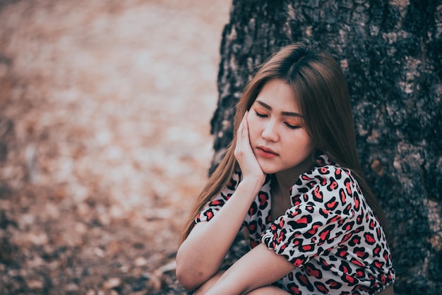 Hermosa mujer tailandesa muy triste por un amor no correspondido