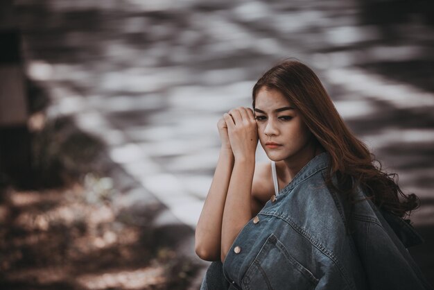 Hermosa mujer tailandesa muy triste por un amor no correspondidorepensarpensar sobreestilo vintagetono oscurocorazón rotoniña asiática