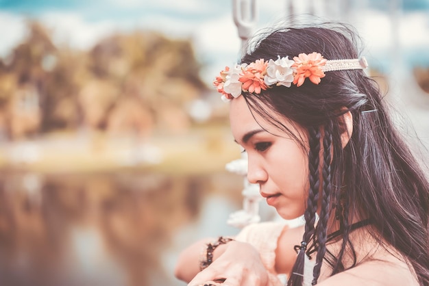 hermosa mujer tailandesa en el puentechica asiática en estilo bohemioconcepto de chica hippiemujer tristedesamor por amor
