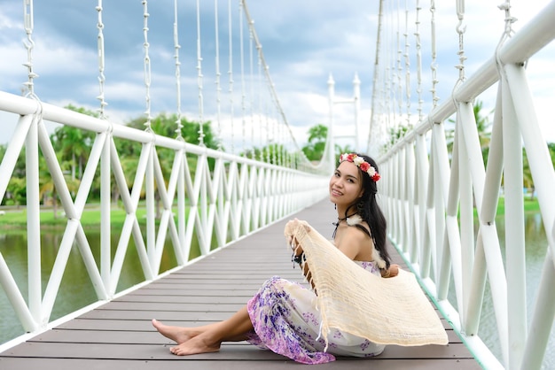 Hermosa mujer tailandesa Siéntese en la chica bridgeasian en estilo bohemio concepto de chica hippie